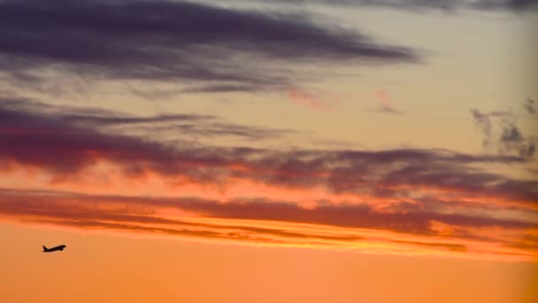 Sunset Ουρανό Φωτεινό Πορτοκαλί Και Σιλουέτα Αεροπλάνο Απογειώνεται Από Αεροδρόμιο — Αρχείο Βίντεο