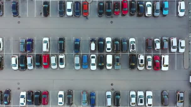 露天大停车场 供区内居民使用 从高空俯瞰整个停车场 — 图库视频影像