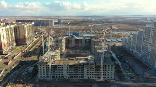 Letecký Pohled Rozloha Nad Staveništěm Jeřáby Vícepodlažního Obytného Komplexu — Stock video
