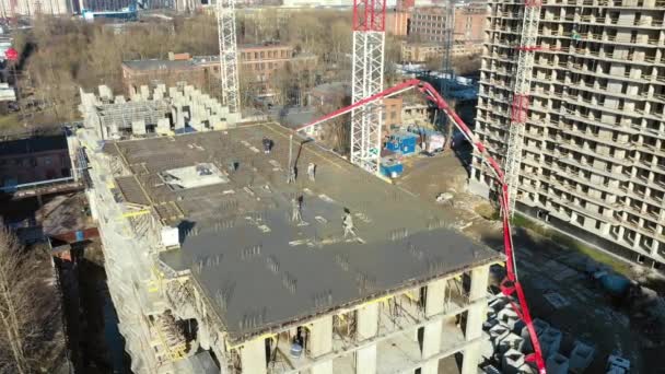 Wylewanie Cementu Podłogi Wielopiętrowego Budynku Mieszkalnego Budowie Pomocą Ciężarówki Pompą — Wideo stockowe