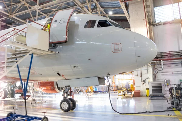 Främre Nosen Flygplanets Cockpit Och Främre Landningsställ Aviahangaren För Underhåll — Stockfoto