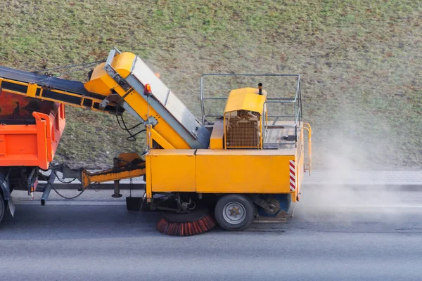 Trailer with cleaning system with brushes and vacuum cleaning, roadside cleaning in the city