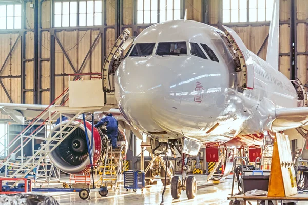 Luchtvaarthangar Repareerbare Passagiersvliegtuigen Werktuigbouwkunde Onderhoudsonderdelen — Stockfoto