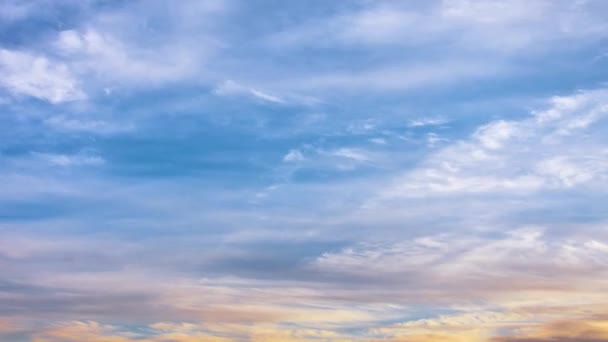 Cirrus Nappali Felhők Esti Felhők Háttérvilágítás Nap Nézet Felgyorsult Időapszis — Stock videók