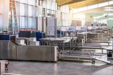 Röntgen cihazı havaalanı gişesinde metal dedektörüyle yolcu bagajlarını taramak için.