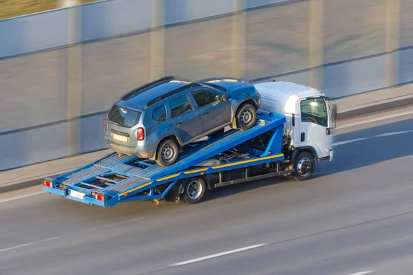 Egy Teherautó Egy Kiürített Autót Szállít Autópályán Légi Kilátással — Stock Fotó