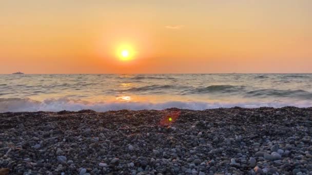 Vista Sulla Spiaggia Rocciosa Dell Orizzonte Marino Serale Con Tramonto — Video Stock