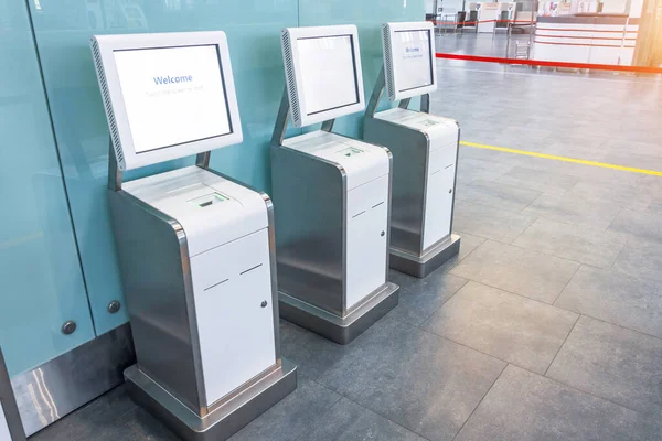 Tres Mostradores Facturación Automática Para Vuelo Situado Terminal Pasajeros Del — Foto de Stock