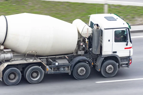 Betonnen Witte Mixer Truck Rijdt Snelweg Van Stad — Stockfoto