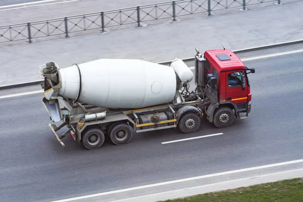 Betonnen Mixer Truck Rijdt Snelweg Van Stad — Stockfoto