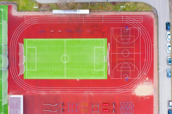 Fußball Und Basketballplatz Mit Laufbändern Horizontalstangen Und Anderen Outdoor Fitnessgeräten — Stockfoto