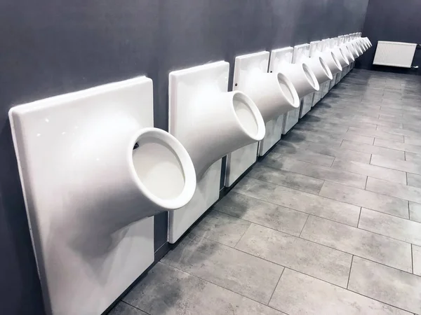 Vista Los Urinarios Tubería Redondos Los Hombres Baño Público — Foto de Stock