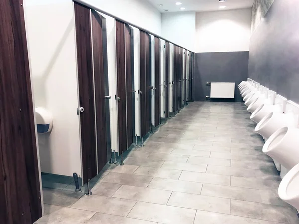 Baño Público Con Puertas Urinarios Fila — Foto de Stock