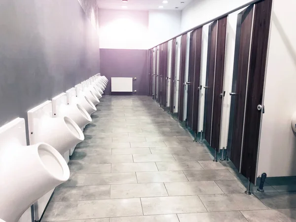 Openbaar Toilet Met Deuren Urinoirs Een Rij — Stockfoto