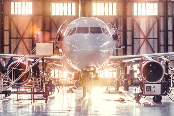 Avión Reparación Hangar Aeroespacial Fondo Puerta Luz Solar Brillante —  Fotos de Stock