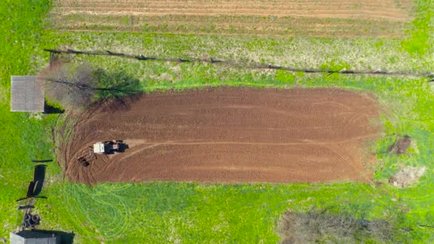 Tracteur Laboure Petit Champ Dans Village Avant Planter Des Légumes — Video