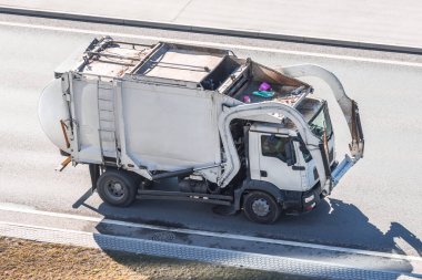 Atık taşımak için çöp kamyonu şehir yoluna çıkıyor.