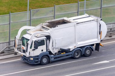 Atık taşımak için çöp kamyonu şehir yoluna çıkıyor.