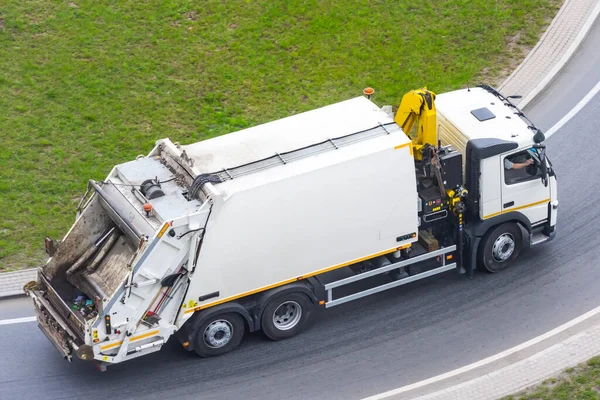 Grote Vuilniswagen Voor Het Vervoer Van Huishoudelijk Afval Reist Langs — Stockfoto