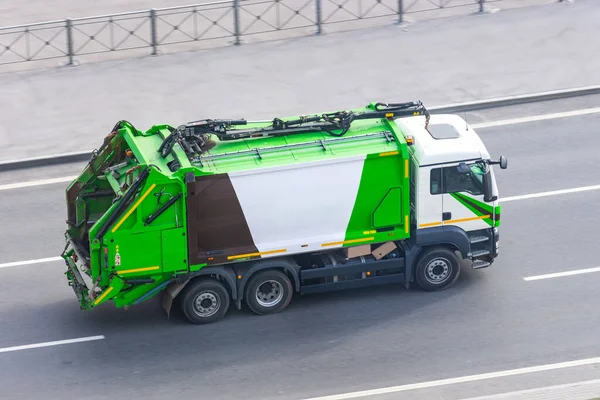 Vrachtwagen Voor Afvalinzameling Woonwijken Van Stad Rijdt Weg — Stockfoto