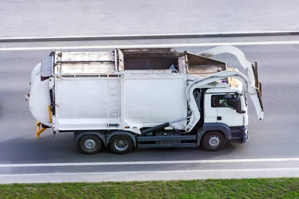 Recycling Witte Vrachtwagen Rijdt Weg Stad Zijaanzicht — Stockfoto