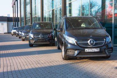 Park yerinde arka arkaya siyah lüks Mercedes-Benz minivan. Rusya, Saint-Petersburg. 07 Nisan 2020