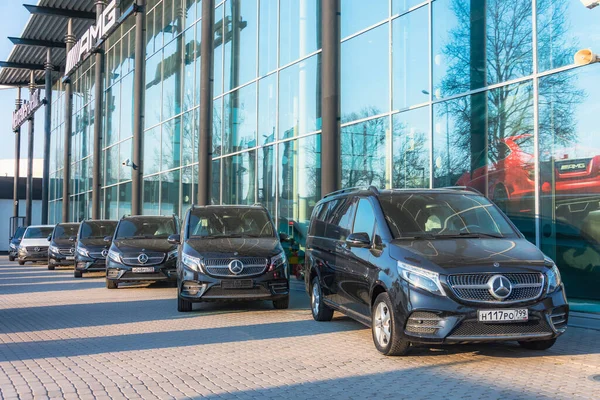 Zwarte Luxe Bestelwagen Mercedes Benz Minibusje Een Rij Een Parkeerplaats — Stockfoto