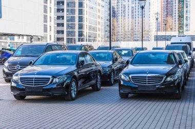 Siyah Mercedes-Benz. Bir markette üç araba. Mercedes, ön manzara. Rusya, Saint-Petersburg. 26 Mart 2020