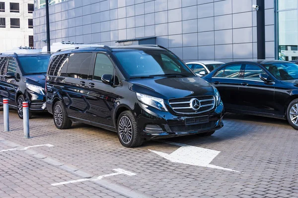 Schwarzer Mercedes Benz Klasse Frontansicht Kleinbus Einer Reihe Auf Einem — Stockfoto