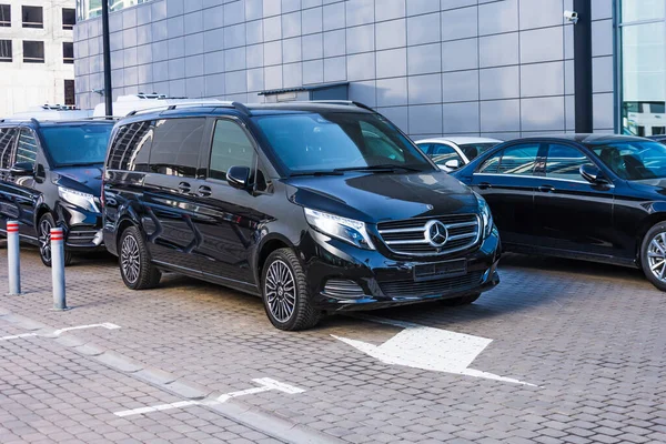 Siyah Mercedes-Benz V sınıfı, park yerinde arka arkaya öndeki mini otobüs. Rusya, Saint-Petersburg. 26 Mart 2020