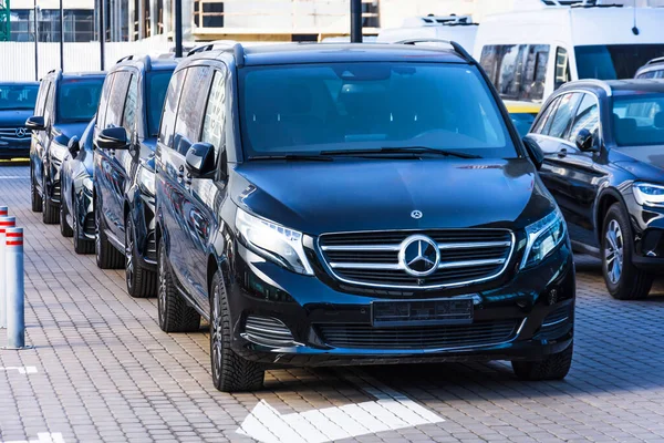 Fekete Mercedes Benz Osztály Elölnézeti Mini Busz Egymás Után Parkolóban — Stock Fotó