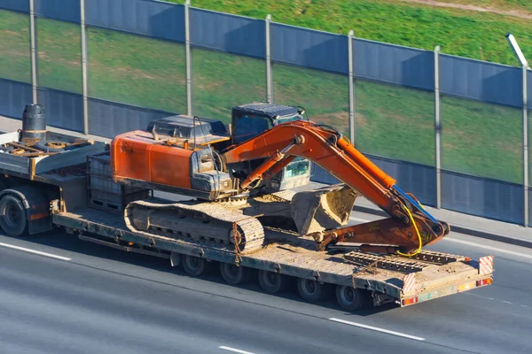 Escavadora Pesada Caminhão Transporte Com Plataforma Reboque Longo Estrada Cidade — Fotografia de Stock