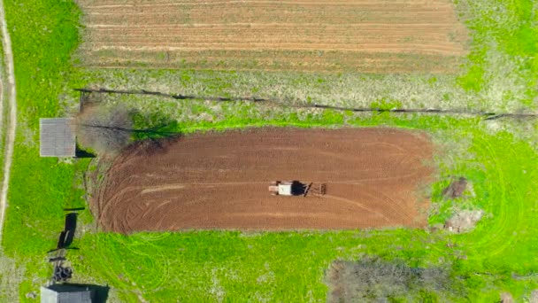 Tractor Arada Pequeño Campo Pueblo Antes Plantar Verduras Primavera Vista — Vídeo de stock