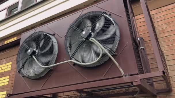 Ventiladores Rotativos Externos Para Sistema Aire Acondicionado Exterior Del Edificio — Vídeos de Stock