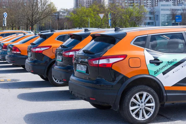 Delimobil arabaları şehirde park halinde. Rusya, Saint-Petersburg. 13 Mayıs 2020