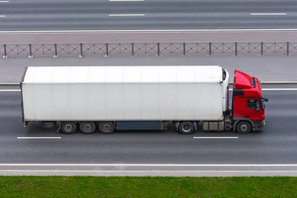 Lkw Mit Weißem Container Auf Anhänger Fährt Auf Stadtautobahn Luftaufnahme — Stockfoto