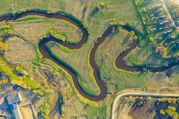 蜿蜒小河的空中风景 绿地中的溪流 晚霞的山顶景色 — 图库照片