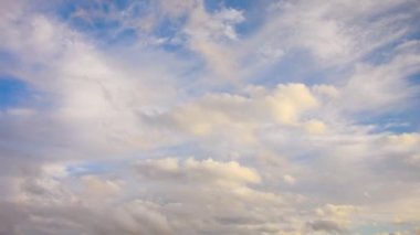Sirus altokümülüs tabakası stratocumulus kümülüs gündüz bulutları ve akşam bulutları güneş tarafından aydınlatılıyor.