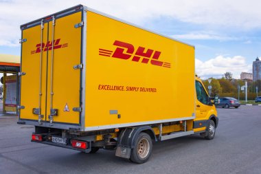 DHL dünya çapındaki kurye şirket nakliye kamyonu otoyolda. Rusya, Saint-Petersburg 13 Mayıs 2020