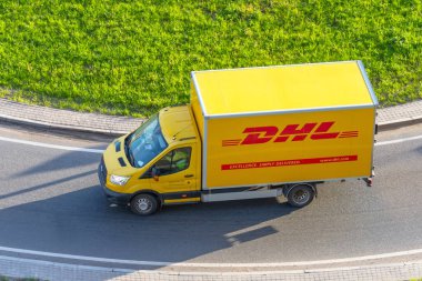 DHL dünya çapındaki kurye şirket nakliye kamyonu otoyolda. Rusya, Saint-Petersburg 08 Mayıs 2020