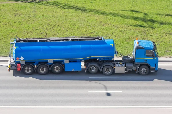 Zware Grote Benzinetanker Met Blauwe Lamme Tank Rijden Snelweg Zijdelings — Stockfoto