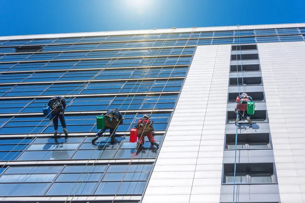建物の外に複数階建ての建物の登山者のファサードのガラス洗浄窓 下のビュー — ストック写真
