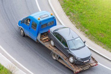 Kazada tekerlekleri kırık olan yolcu vagonu yol boyunca bir tahliye kamyonuna yüklendi ve yukarıdan hava manzaralı otoyola döndü.