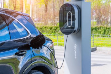 Arabalara e-hareketlilik için yakıt dolduruyorum. Hibrit motor benzini ve elektrik tamirhanesinde elektrikli araba şarj etmek.