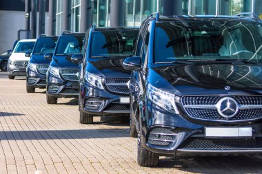 Siyah Mercedes-Benz V sınıfı, park yerinde arka arkaya öndeki minivan. Rusya, Saint-Petersburg. 26 Mart 2020