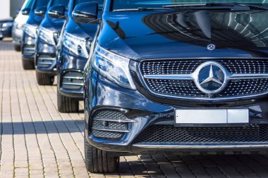 Siyah Mercedes-Benz V sınıfı, park yerinde arka arkaya öndeki minivan. Rusya, Saint-Petersburg. 26 Mart 2020