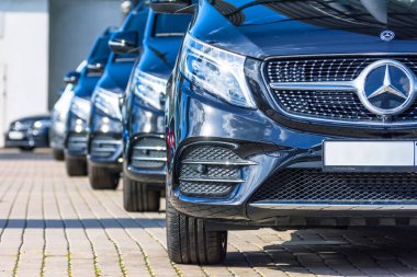 Siyah Mercedes-Benz V sınıfı, park yerinde arka arkaya öndeki minivan. Rusya, Saint-Petersburg. 26 Mart 2020