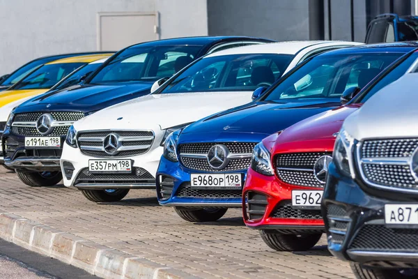 Mercedes Benz Diferente Clase Color Una Fila Delante Concesionario Rusia —  Fotos de Stock