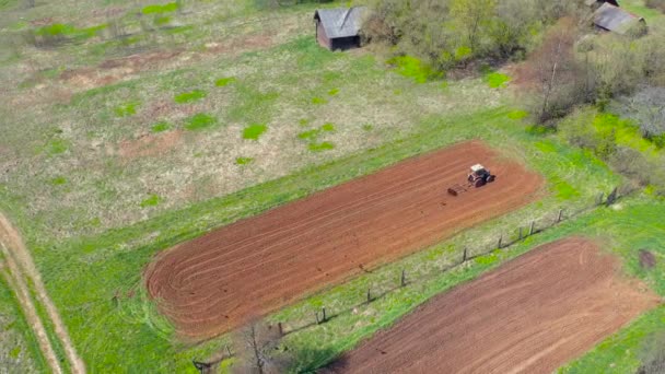 Arados Tractor Agrícola Gradas Aterrizan Los Campos Para Plantación Verduras — Vídeos de Stock