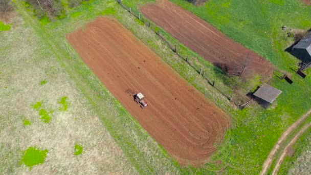 Arados Tractor Agrícola Gradas Aterrizan Los Campos Para Plantación Verduras — Vídeo de stock